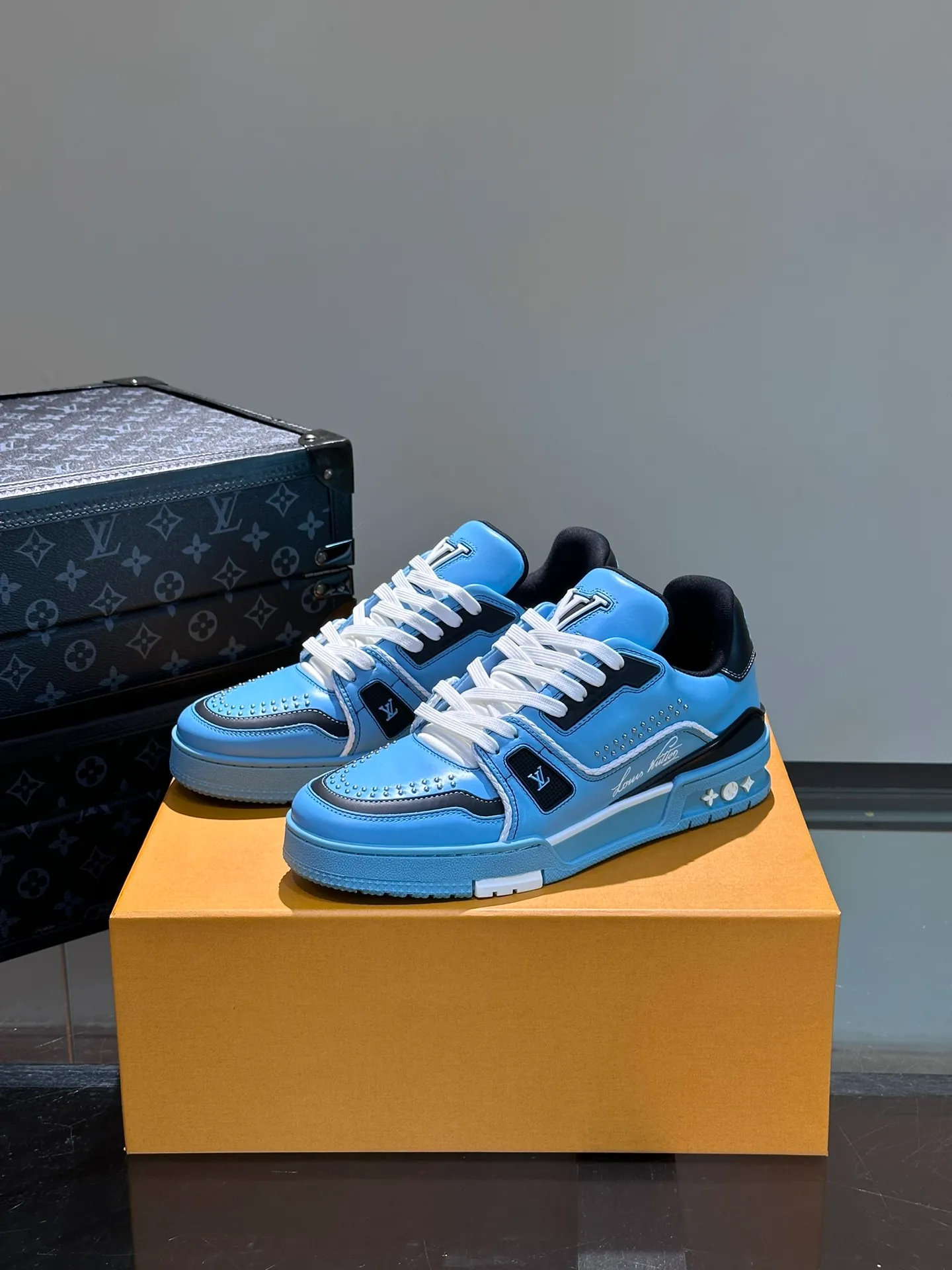 LV P840 men's sneakers, new colors, this LV Trainer sneaker is made of grained calf leather in colorful tones, with rivet decoration on the upper and handwritten Louis Vuitton logo on the side, which contrasts with the western-style Vuitton logo on the rear. The original construction was designed by Virgil Abloh and is inspired by vintage basketball shoes. Continuing the complex upper, the rubber-injected rubber outsole continues the iconic elements, with LV letters on the tongue and sides, Vuitton logo on the rear, Monogram flowers on the outsole, handwritten Louis Vuitton logo on the side, and standard insoles to continue the comfort experience. Comes complete with original box packaging! Size: 38-46